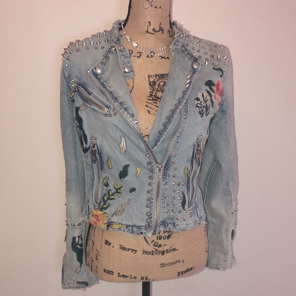 Distressed Jean Jacket w/ EXQUISITE STITCHING 🧵 and CONE STUDS